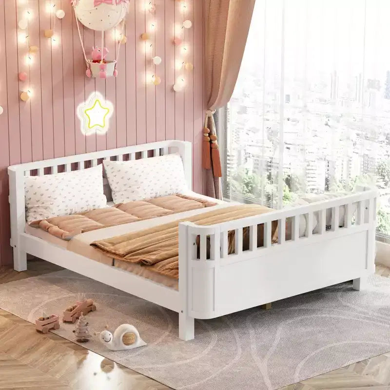 Letto a piattaforma moderno per bambini in legno di pino con ringhiera staccabile