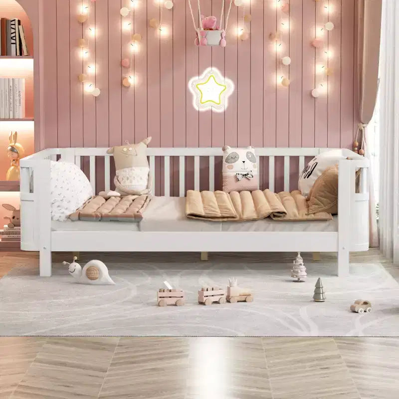 Letto a piattaforma moderno per bambini in legno di pino con ringhiera staccabile