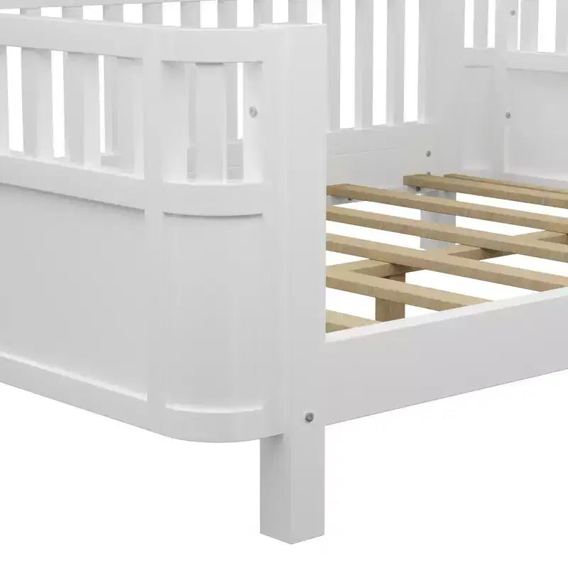Letto a piattaforma moderno per bambini in legno di pino con ringhiera staccabile