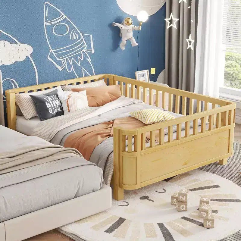 Letto a piattaforma moderno per bambini in legno di pino con ringhiera staccabile