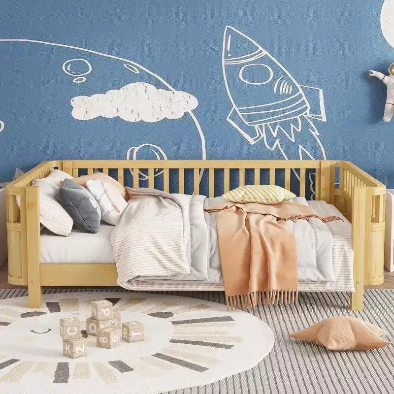 Letto a piattaforma moderno per bambini in legno di pino con ringhiera staccabile