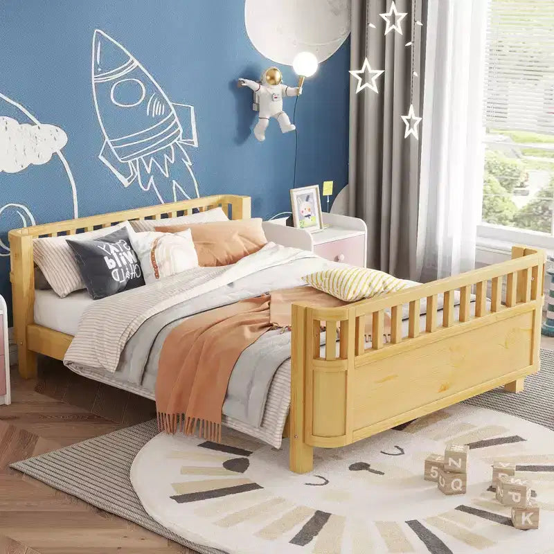 Letto a piattaforma moderno per bambini in legno di pino con ringhiera staccabile