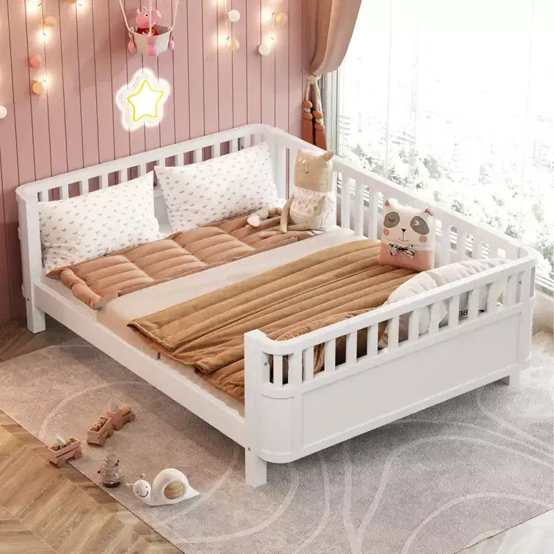 Letto a piattaforma moderno per bambini in legno di pino con ringhiera staccabile