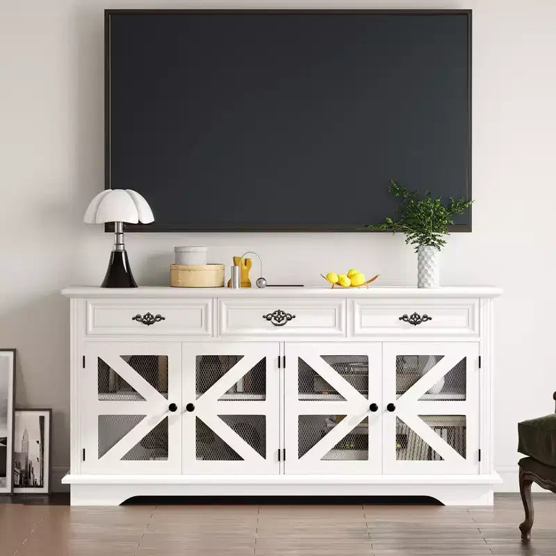 Credenza/mobile bar 63" con 4 ante a griglia e 3 cassetti, stazione di ricarica integrata e 4 ripiani regolabili, mobile contenitore per soggiorno